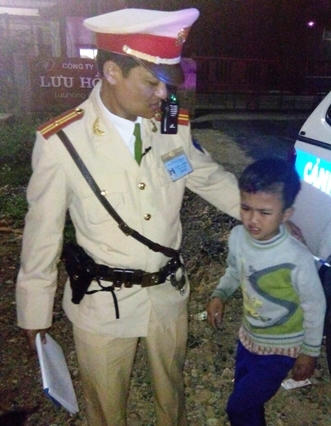 CSGT tìm người thân cho cháu bé 12 tuổi lạc đường lúc rạng sáng