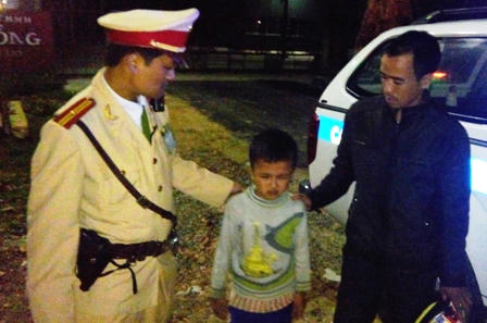 CSGT tìm người thân cho cháu bé 12 tuổi lạc đường lúc rạng sáng