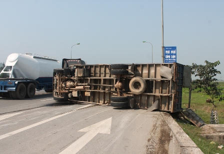 Xe tải chở trâu bò lật giữa đường, 5 người thoát chết