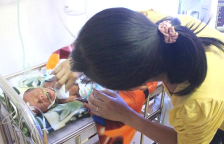 Thai nhi đẻ “rơi” trong nhà vệ sinh đang phục hồi tích cực