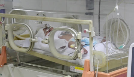 Phẫu thuật cứu sống thai nhi 8 tháng tuổi, mẹ bị xe tông