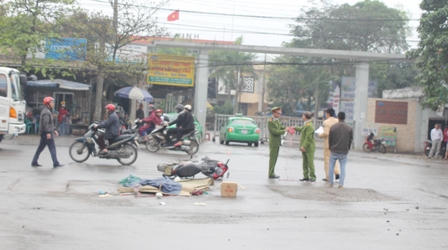 Cô gái va chạm giao thông ngã xuống đường bị xe ô tô cán chết