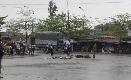 Cô gái va chạm giao thông ngã xuống đường bị xe ô tô cán chết