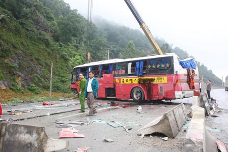 Xe giường nằm đâm cọc tiêu, “nuốt” gần 40m dải phân cách