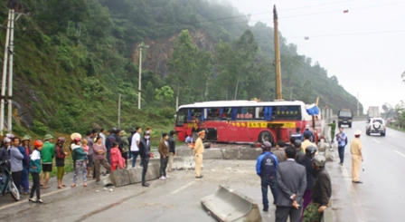 Xe giường nằm đâm cọc tiêu, “nuốt” gần 40m dải phân cách