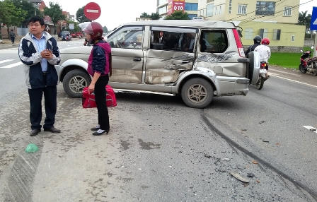 Xe tải húc xe con, nhiều người thoát chết