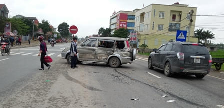 Xe tải húc xe con, nhiều người thoát chết