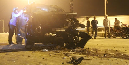 Dừng đèn đỏ bị xe ngược chiều tông, 9 người bị thương nặng