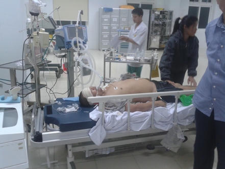 Dừng đèn đỏ bị xe ngược chiều tông, 9 người bị thương nặng