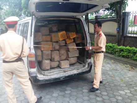 Nữ quái tháo ghế chở gỗ lậu, chạy trốn lực lượng CSGT