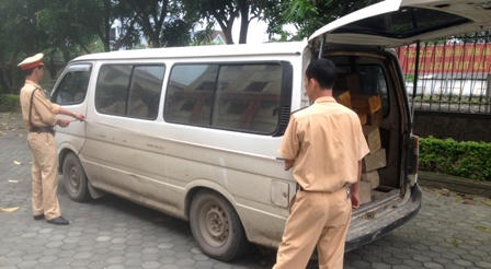 Nữ quái tháo ghế chở gỗ lậu, chạy trốn lực lượng CSGT