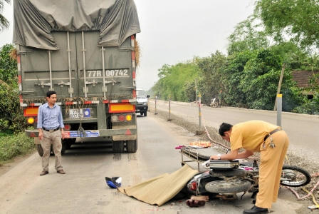 Hà Tĩnh: Va chạm với xe đầu kéo, chồng chết, vợ bị thương nặng