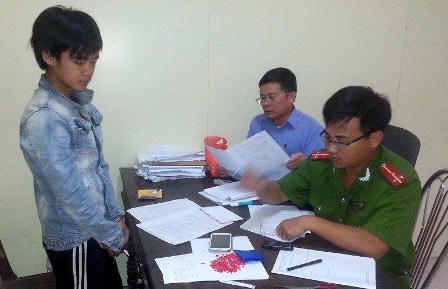 Theo bố mẹ sang Lào làm ăn, xách ma túy về bán