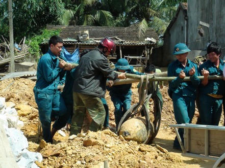 Đào móng nhà phát hiện quả bom nặng 750 kg