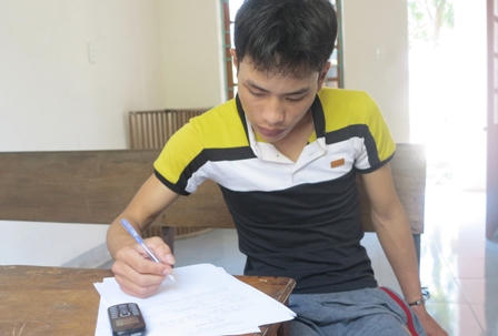 Ngày lễ đi trộm xe máy, tông thẳng vào CSGT