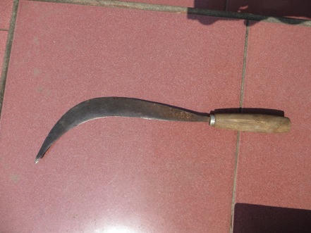 Khởi tố đối tượng dùng liềm cứa cổ hàng xóm