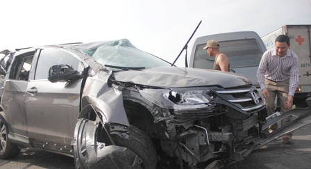 Xe 7 chỗ mất lái đâm dải phân cách, đấu đầu xe biển xanh