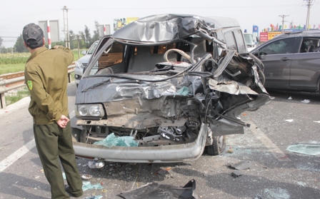 Xe 7 chỗ mất lái đâm dải phân cách, đấu đầu xe biển xanh