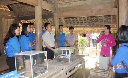 Đoàn thanh niên Bộ Tư pháp “về nguồn” mừng sinh nhật Bác