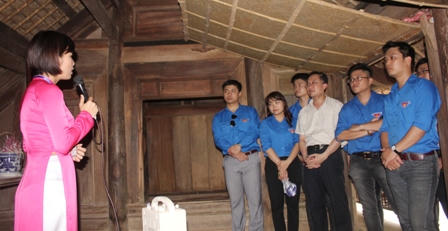 Đoàn thanh niên Bộ Tư pháp “về nguồn” mừng sinh nhật Bác