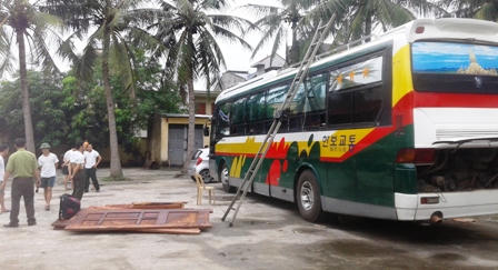 Vận chuyển gỗ quý trái phép còn định “ăn vạ” kiểm lâm