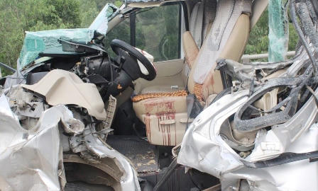 Xe tải nổ lốp, 1 người chết, 8 người bị thương