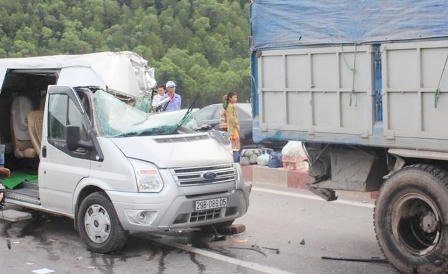 Xe tải nổ lốp, 1 người chết, 8 người bị thương