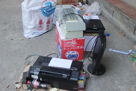 Vừa ra tù lại tiếp tục làm giả giấy tờ cho ra... tiệm cầm đồ