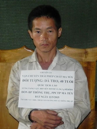 Dắt dao, cài súng mang ma túy từ Lào về thì bị bắt