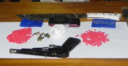 Dắt dao, cài súng mang ma túy từ Lào về thì bị bắt