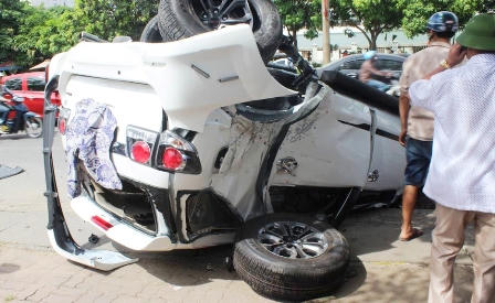 Ô tô lật nhào giữa phố 