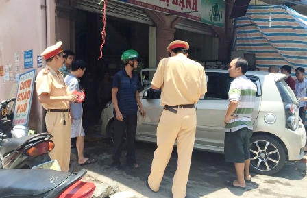 Ô tô mất lái tông quán ăn đông người