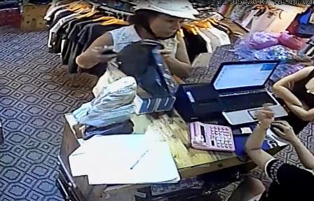 Vào mua quần áo, thấy Iphone để hớ hênh nên... chôm luôn