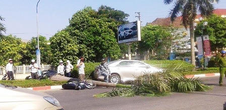 Xế hộp phi thẳng vào xe máy, đâm nát cây cau vua mới chịu dừng lại