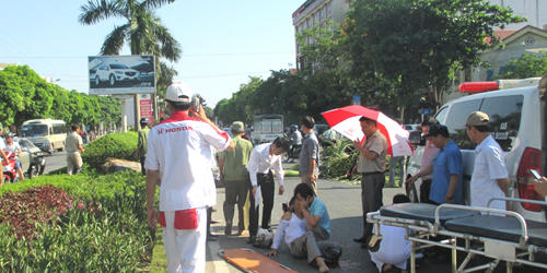 Xế hộp phi thẳng vào xe máy, đâm nát cây cau vua mới chịu dừng lại