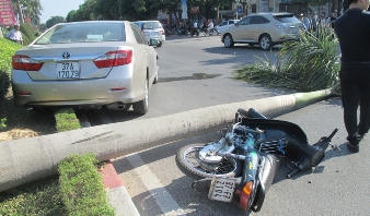 Xế hộp phi thẳng vào xe máy, đâm nát cây cau vua mới chịu dừng lại