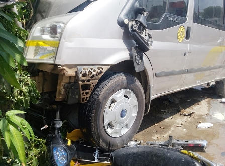 Xe “hổ vồ” gây tai nạn liên hoàn, hai người bị thương