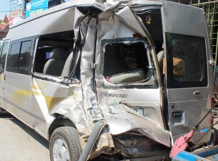 Xe “hổ vồ” gây tai nạn liên hoàn, hai người bị thương