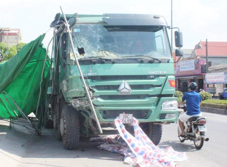 Xe “hổ vồ” gây tai nạn liên hoàn, hai người bị thương