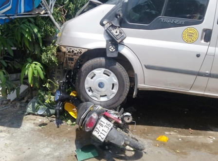 Xe “hổ vồ” gây tai nạn liên hoàn, hai người bị thương