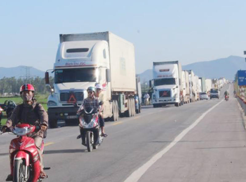 Xe tải đấu đầu container, tài xế nhập viện