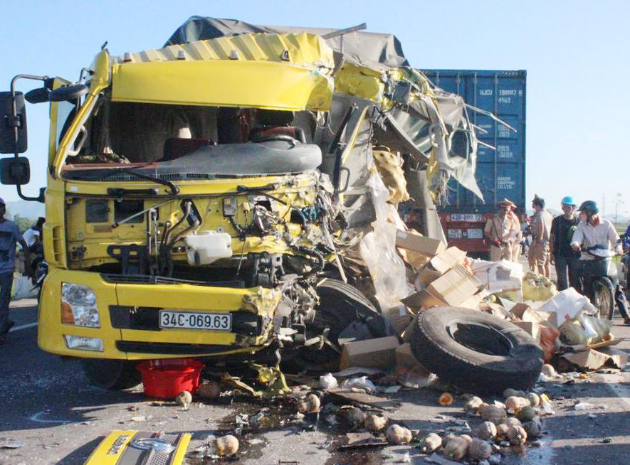 Xe tải đấu đầu container, tài xế nhập viện