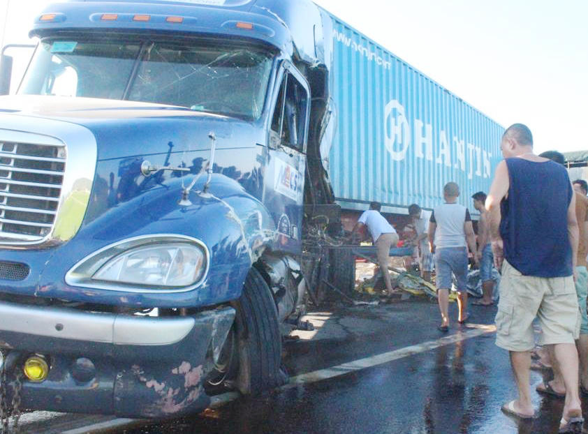 Xe tải đấu đầu container, tài xế nhập viện