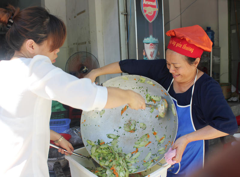 Cơm miễn phí sẵn sàng phục vụ sĩ tử và phụ huynh 