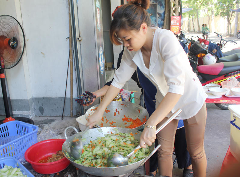 Cơm miễn phí sẵn sàng phục vụ sĩ tử và phụ huynh 