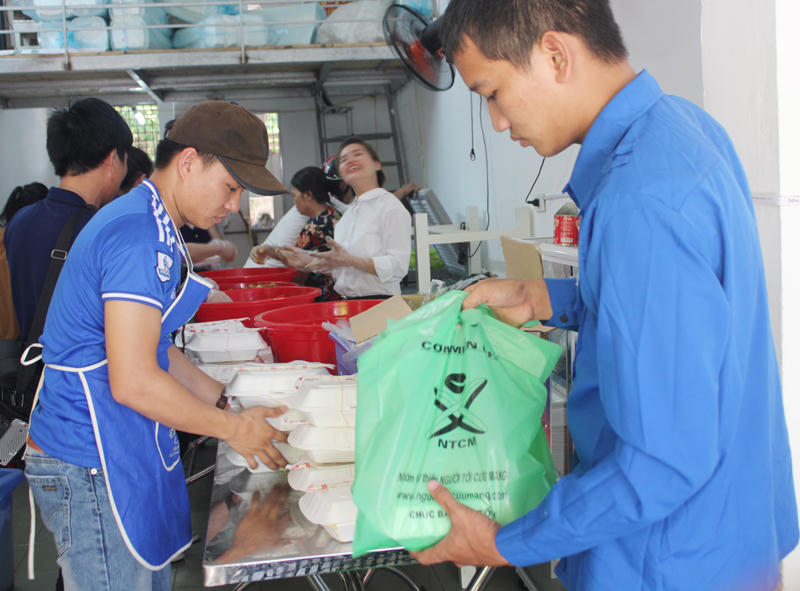 Cơm miễn phí sẵn sàng phục vụ sĩ tử và phụ huynh 