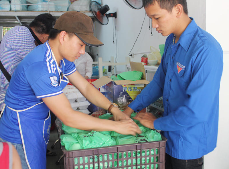 Cơm miễn phí sẵn sàng phục vụ sĩ tử và phụ huynh 