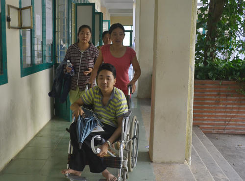 Thí sinh liệt nửa người mang ước mơ trở thành kỹ sư CNTT đến trường thi