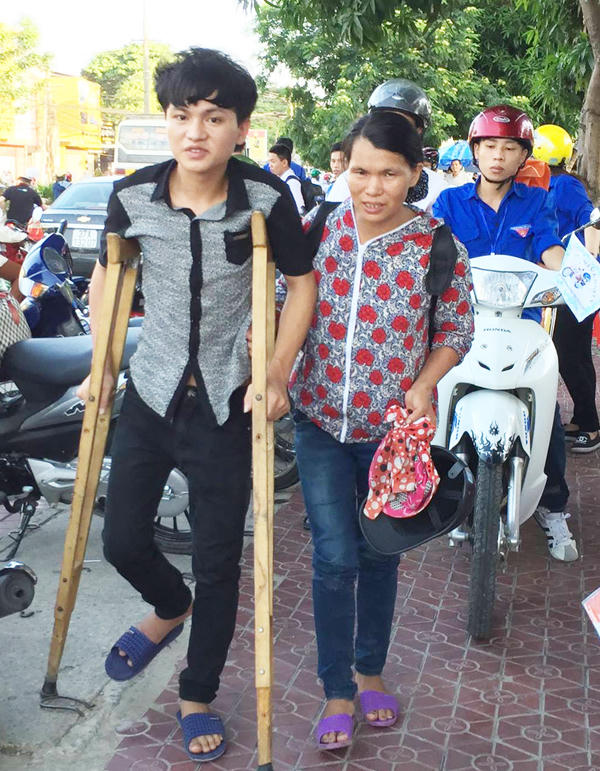 Thí sinh liệt nửa người mang ước mơ trở thành kỹ sư CNTT đến trường thi