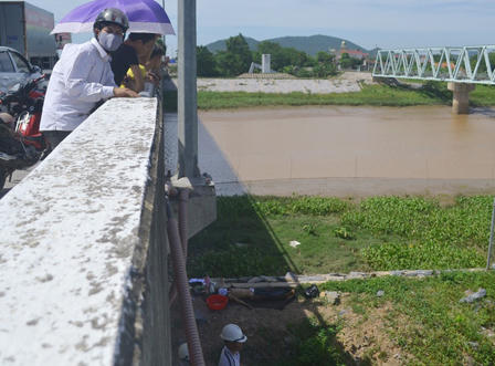 Nam thanh niên tử vong với tư thế quỳ dưới chân cầu